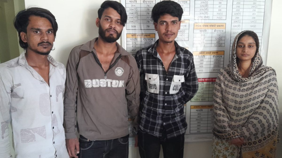 bhopal alia khan sweet talk 67 Year old doctor 17 Lakh bracelet loot story