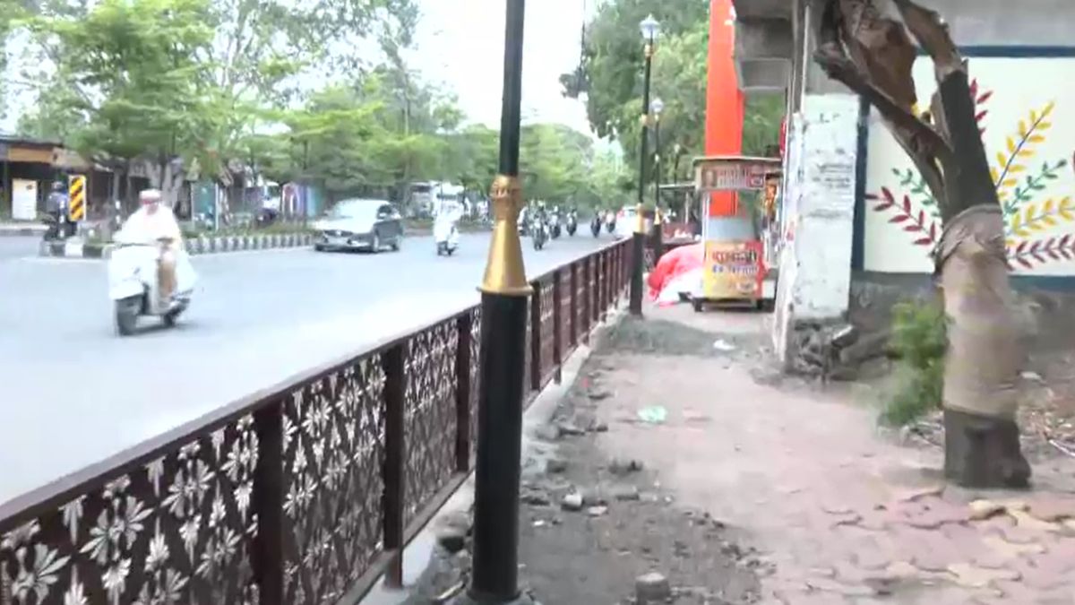 bhopal footpath turned into cage with iron railings sparks engineering debate bhopal footpath turned into cage with iron railings sparks engineering debate