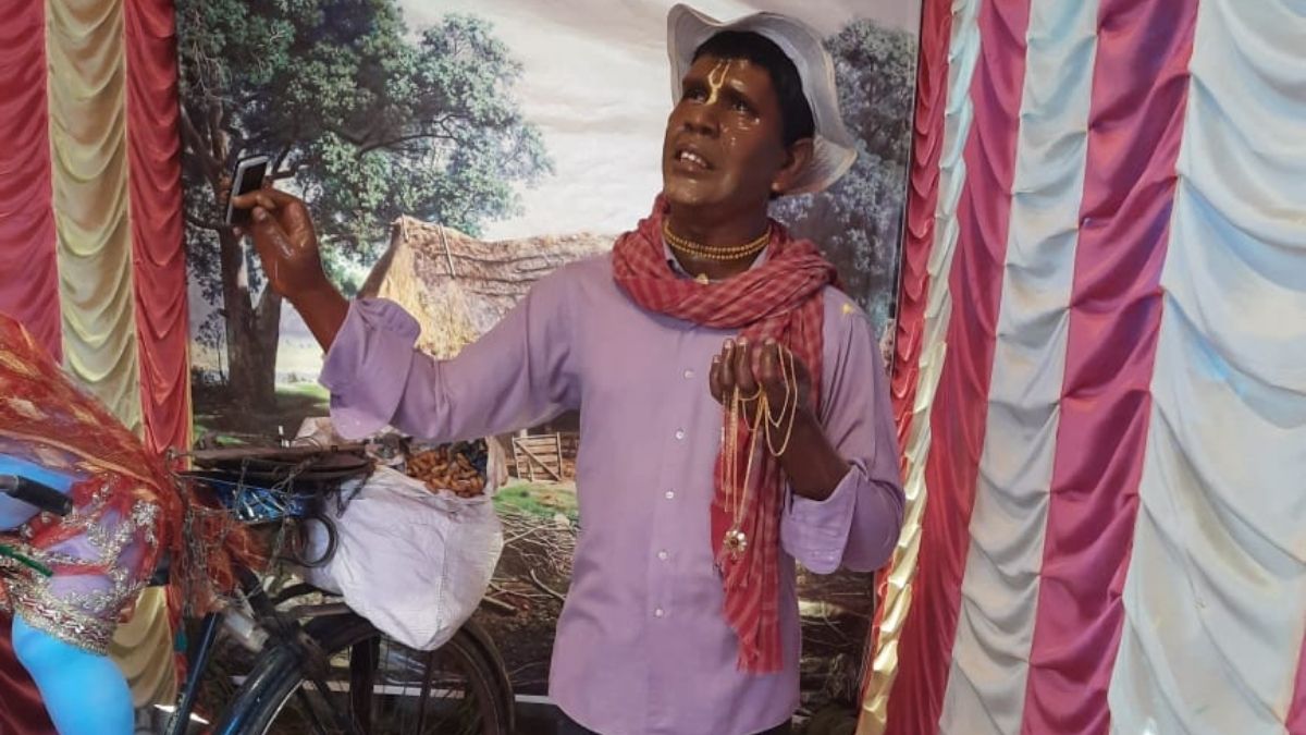 होली सेलिब्रेशन के पंडाल में लगाई गई 'कच्चा बादाम' फेम भुबन बड्याकर की मूर्ति