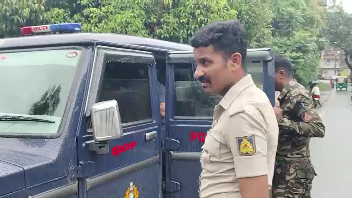 Bidar ATM Cash Van Robbery Police Disguised as Pilgrims to Arrest Accused Jamshedpur Bidar ATM Cash Van Robbery Police Disguised as Pilgrims to Arrest Accused Jamshedpur