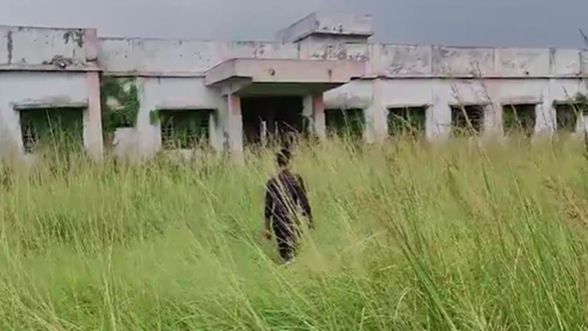 खेत में बना हॉस्पिटल खंडहर में हुआ तब्दील