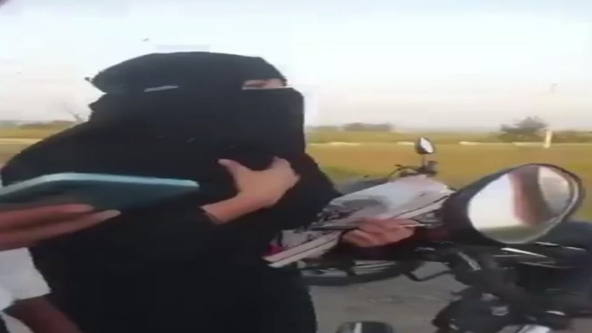 मनचलों ने बाइक की चाबी निकाल ली.