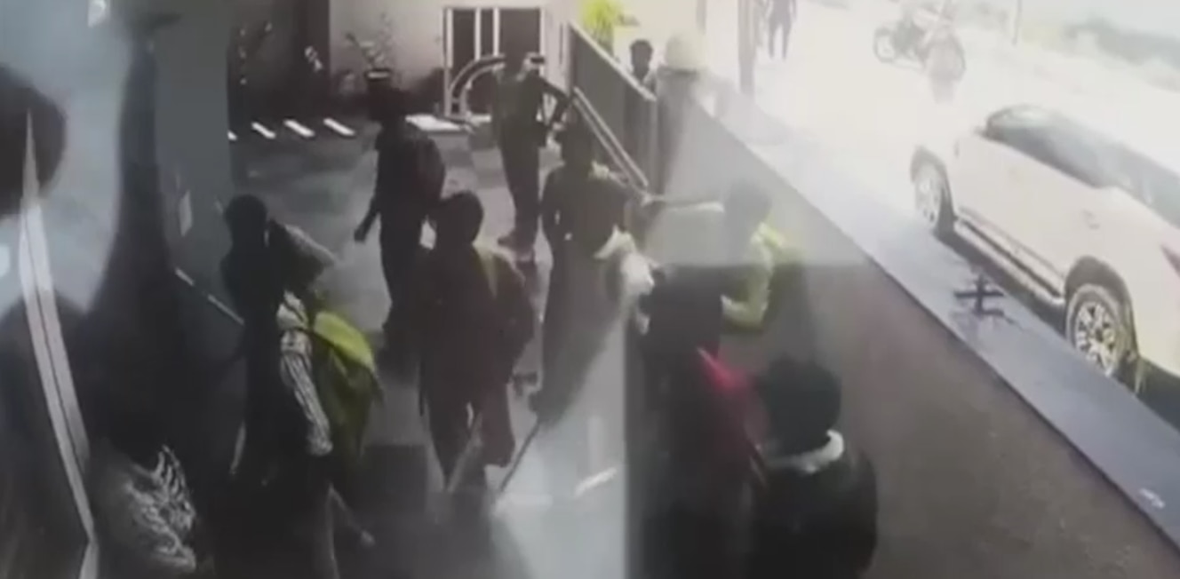 CCTV में दिख रहा तोड़फोड़ 