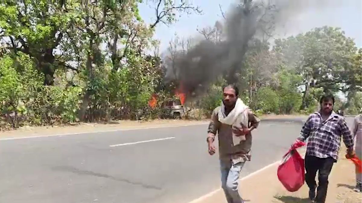 bolero hit tree caught fire passengers jump save lives chhattisgarh