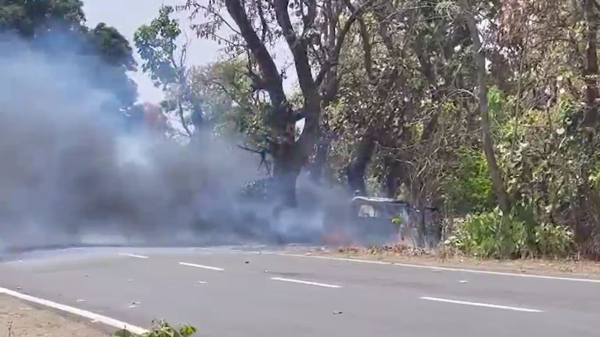 bolero hit tree caught fire passengers jump save lives chhattisgarh