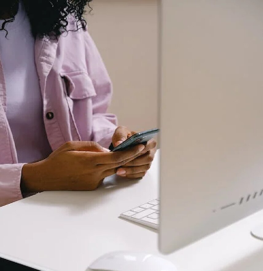 दोनों हाथ के अंगूठों से टाइप दोनों हाथ के अंगूठों से टाइप