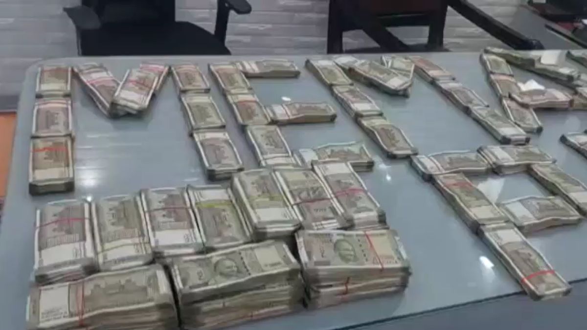 burdwan police seize 72 lakh cash from bus four arrested