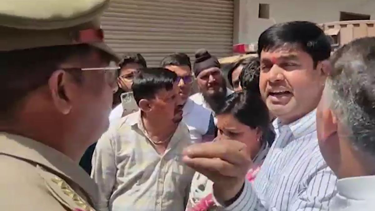 मुझे विनायक भैया कहो, आप महिलाओं के लिए मां, बहन, मेरठ एसपी की तरह हैं