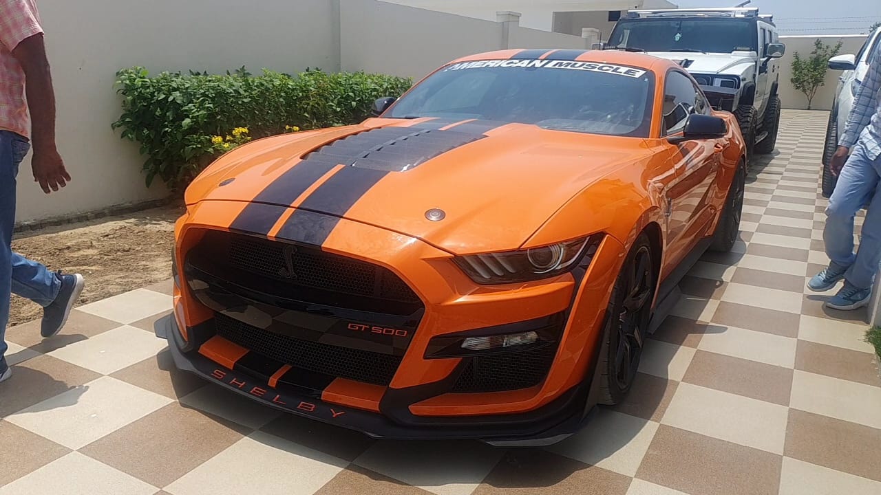 महंगी गाड़ियां लेकर गांव पहुंचे थे प्रशंसक