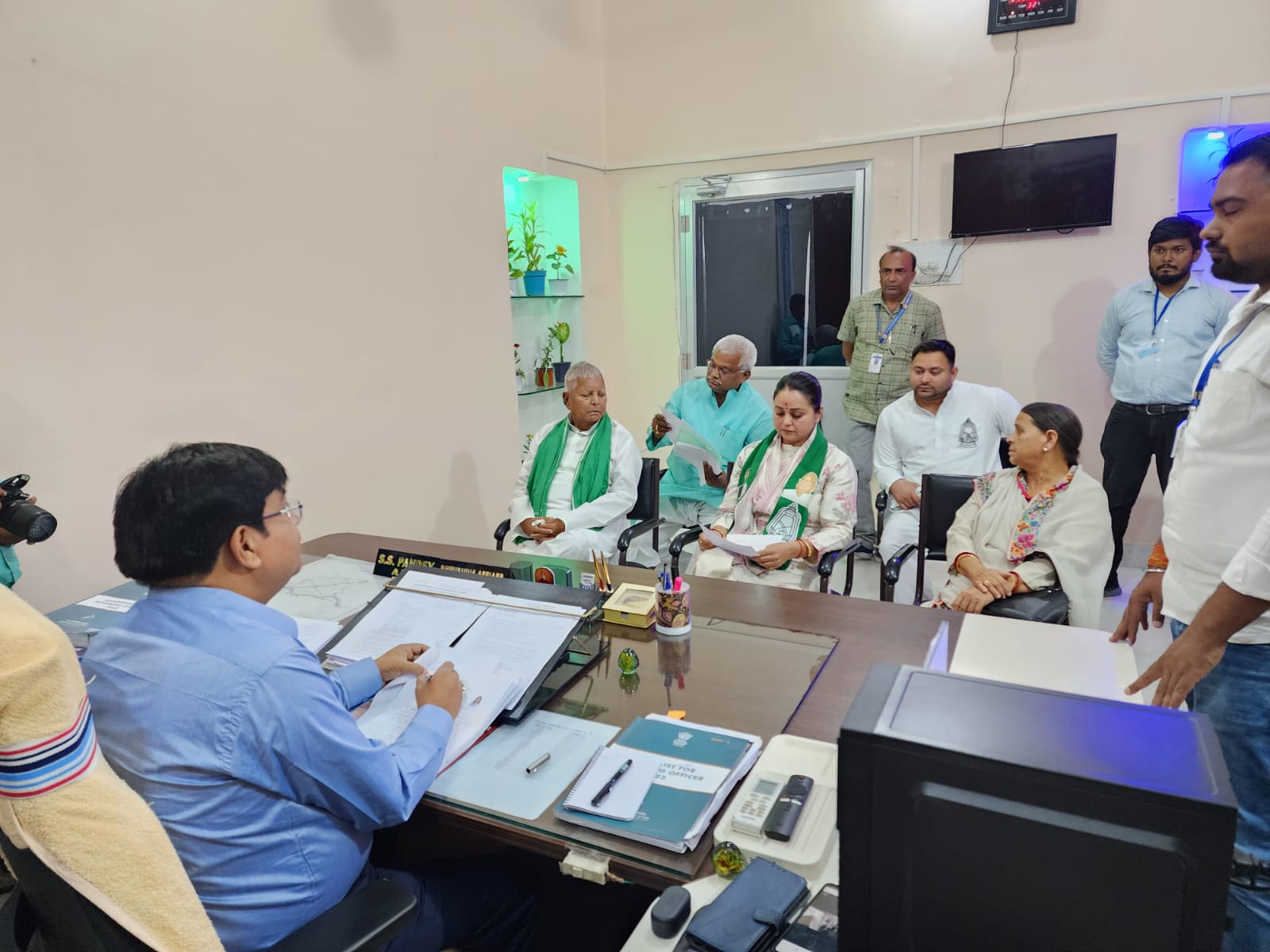 नामांकन करने माता-पिता और भाई के साथ पहुंची रोहिणी आचार्य