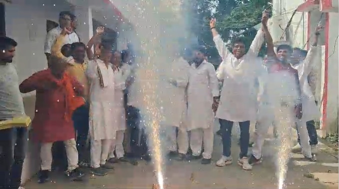 जश्न मनाते कार्यकर्ता. जश्न मनाते कार्यकर्ता.