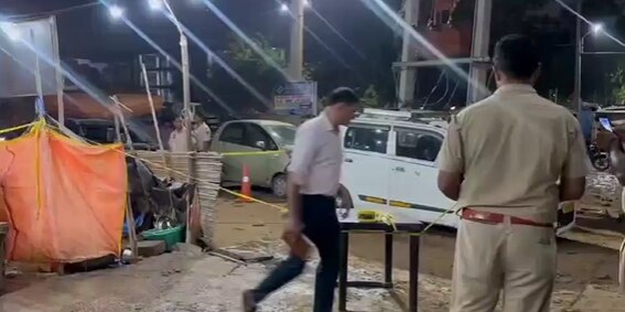 घटनास्थल पर जांच करती पुलिस.