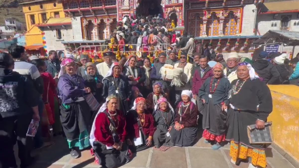 Chamoli Ghrit Blanket for Badrivishal Arrives at Badrinath Temple During Winter