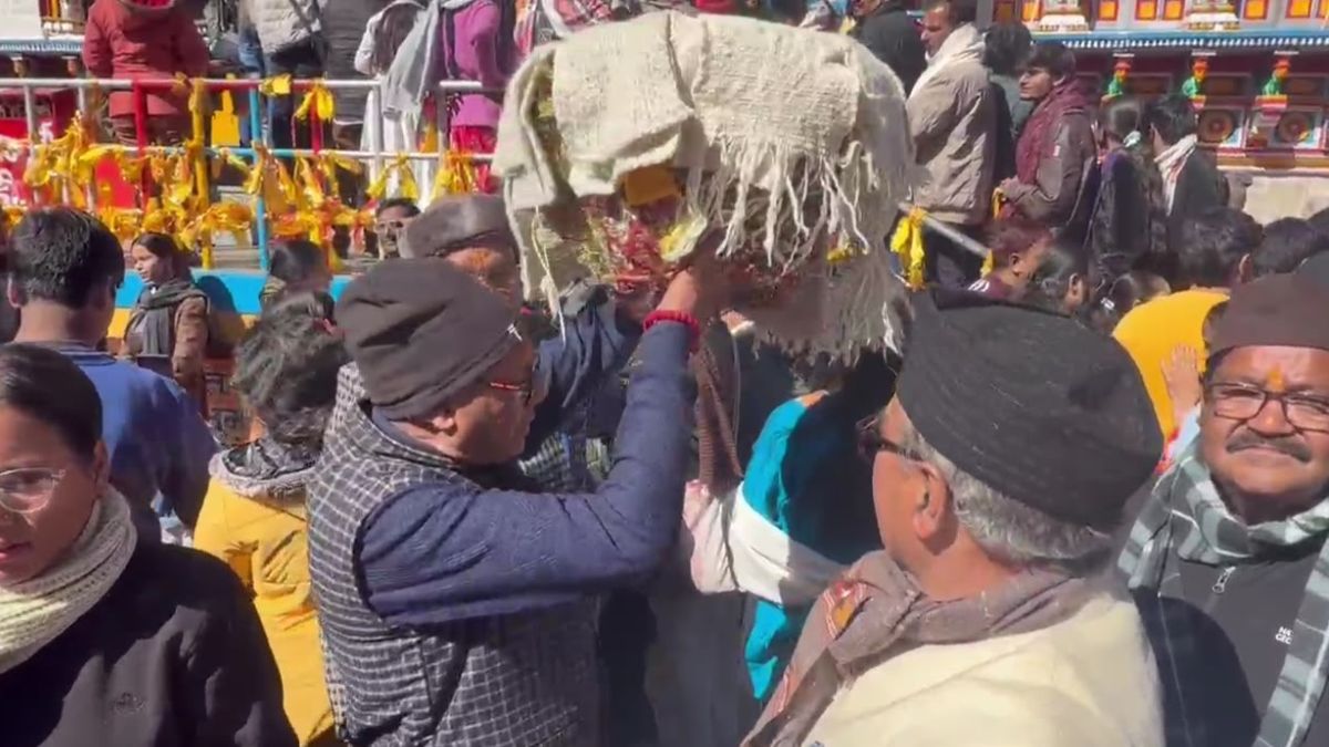 Chamoli Ghrit Blanket for Badrivishal Arrives at Badrinath Temple During Winter