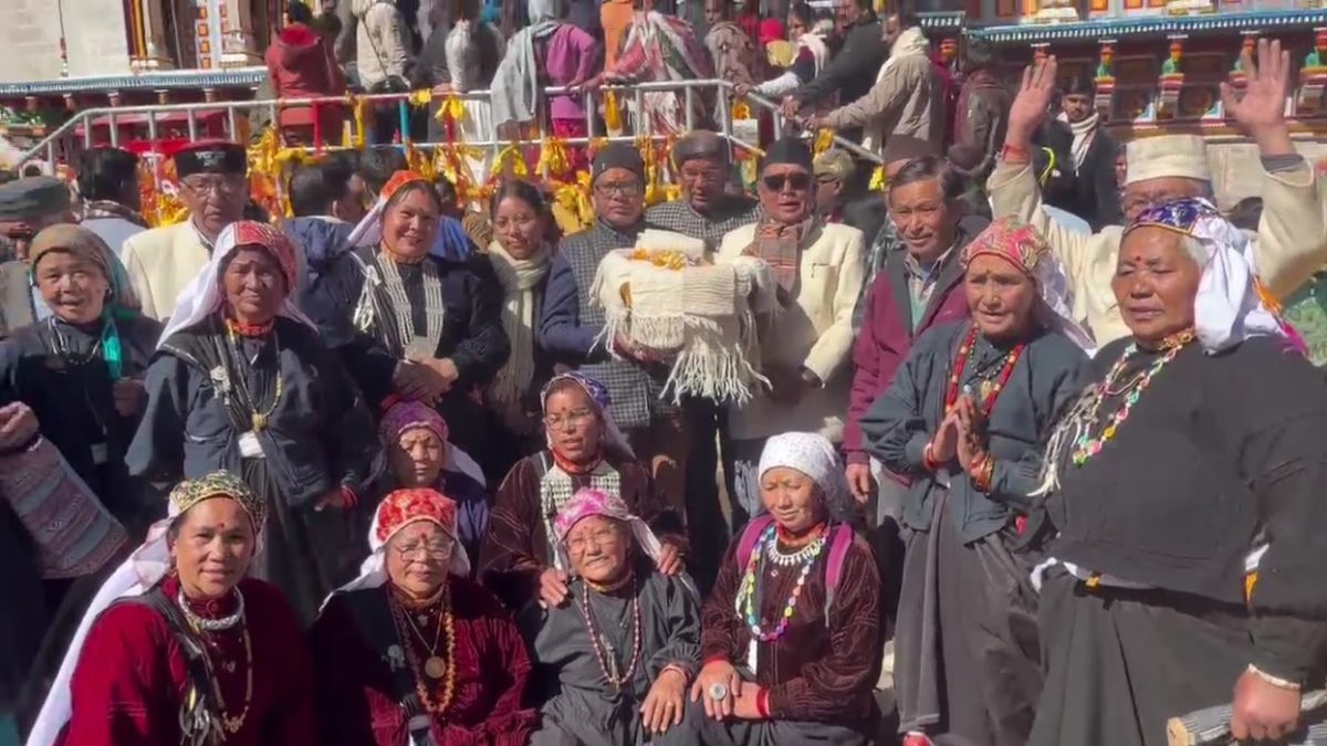 Chamoli Ghrit Blanket for Badrivishal Arrives at Badrinath Temple During Winter