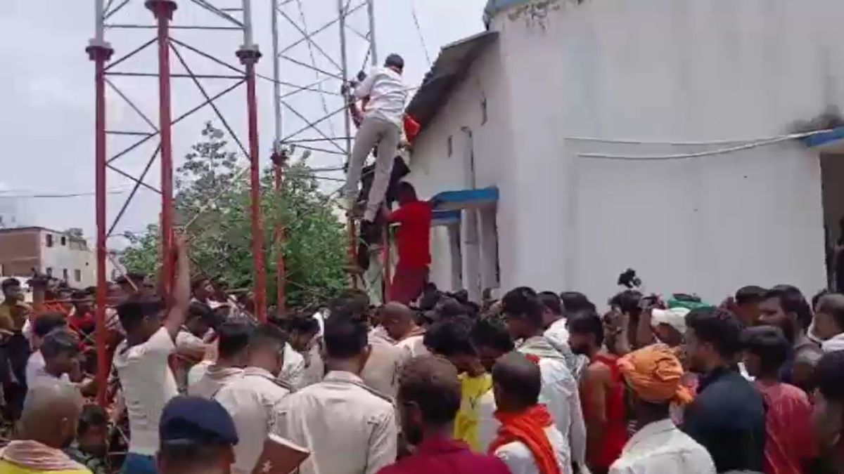 chhapra youth climbs tower over 50 lakh cyber fraud notice