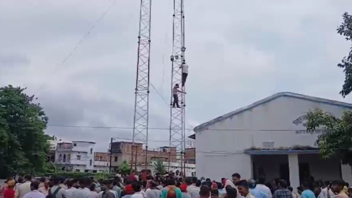 chhapra youth climbs tower over 50 lakh cyber fraud notice
