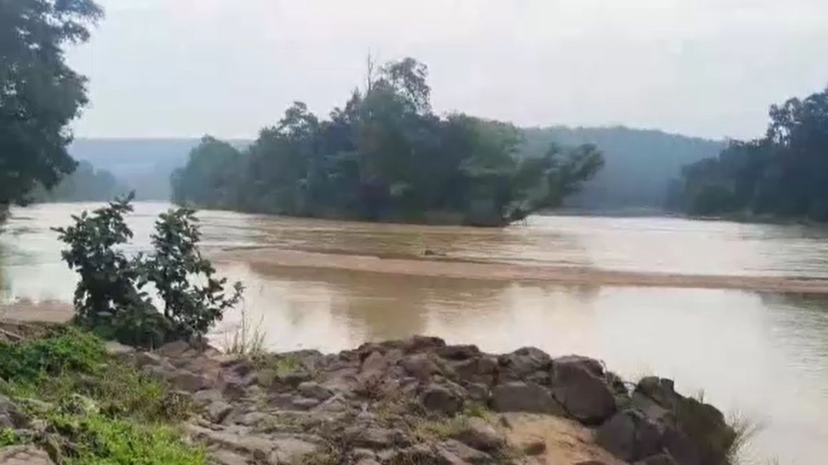 Chhattisgarh daughter in arms river crossing 3 KM trek women teachers struggle story Chhattisgarh daughter in arms river crossing 3 KM trek women teachers struggle story