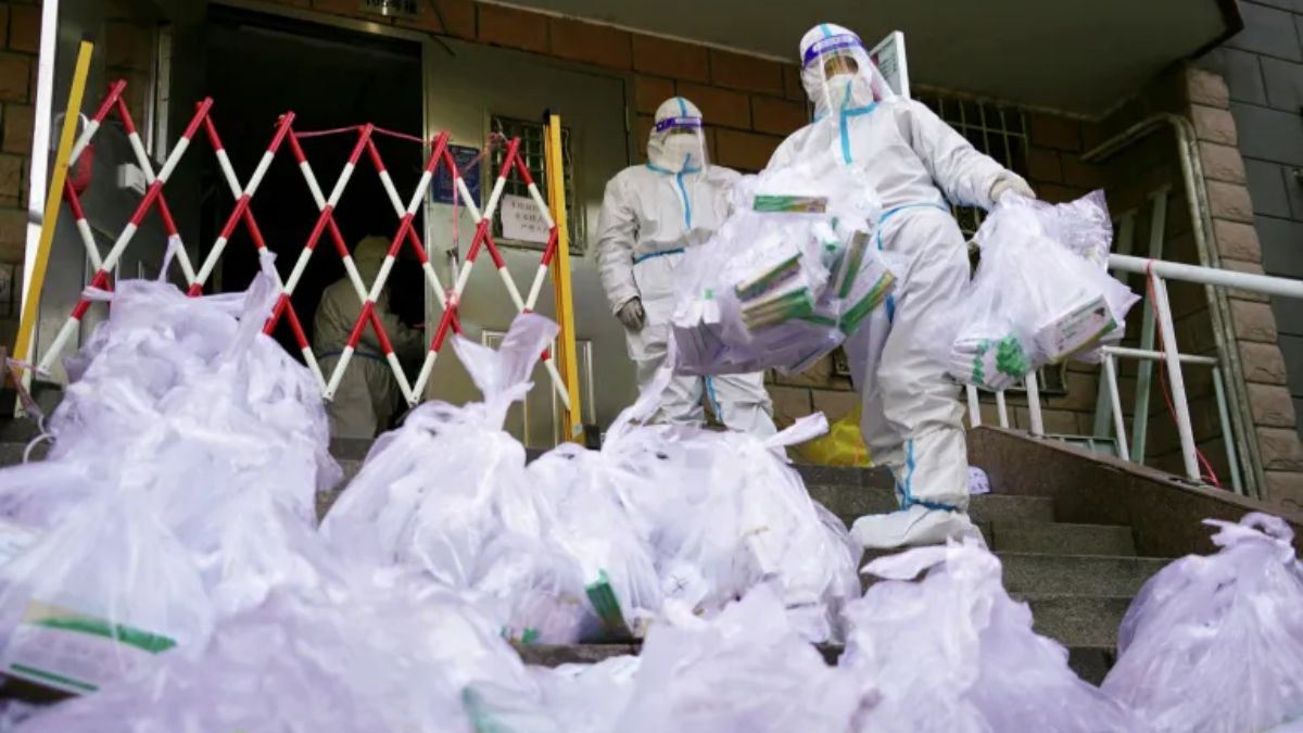 चीन में बड़े पैमाने पर चलाया जा रहा टीकाकरण अभियान (फोटो: रॉयटर्स) चीन में बड़े पैमाने पर चलाया जा रहा टीकाकरण अभियान (फोटो: रॉयटर्स)