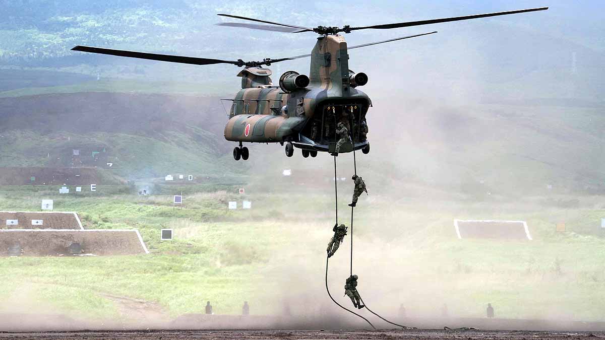 तेज गति से भारी परिवहन करने के लिए दुनिया के करीब 20 देश इस हेलिकॉप्टर का उपयोग करते हैं. (फोटोः रॉयटर्स)