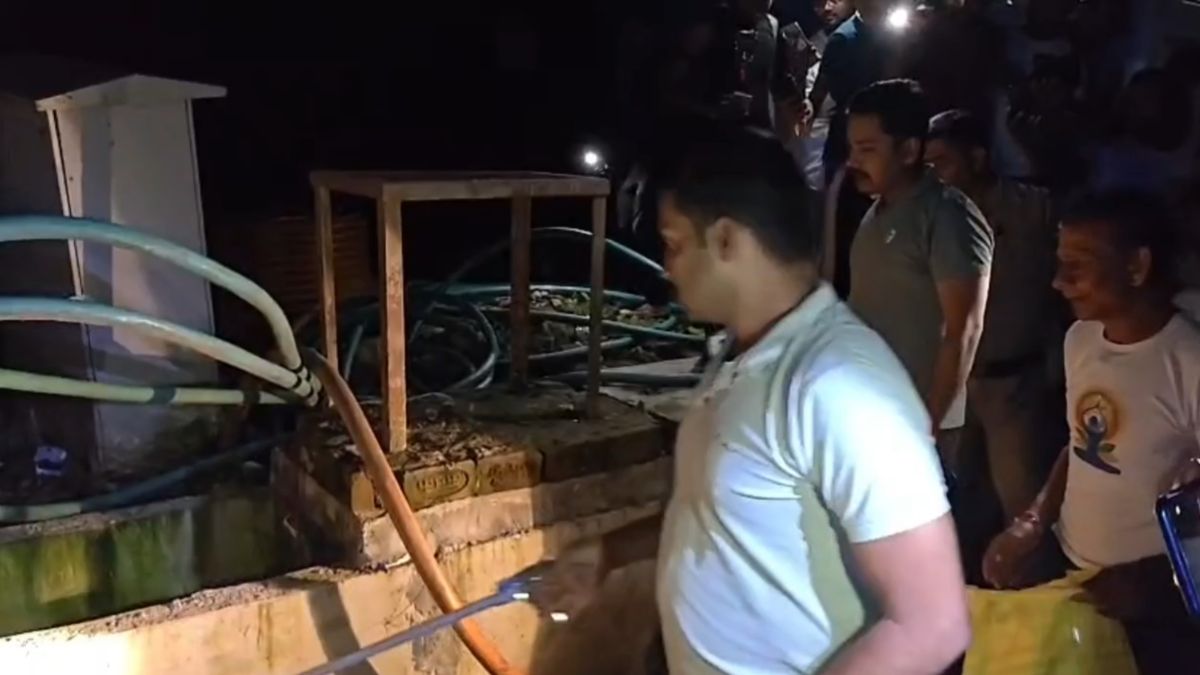chitrakoot 15 foot python spotted residential area forest team rescue release wild chitrakoot 15 foot python spotted residential area forest team rescue release wild