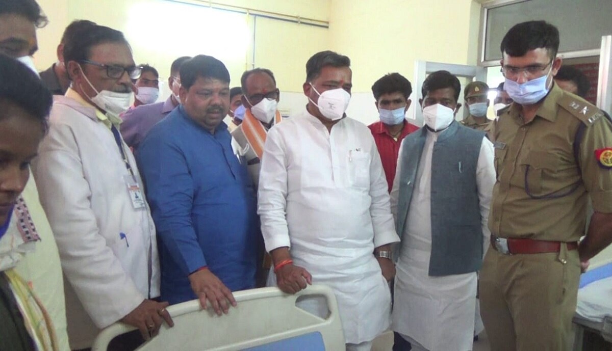 मंडल के प्रभारी मंत्री चित्रकूट के जिला अस्पताल में निरीक्षण करने पहुंचे थे.