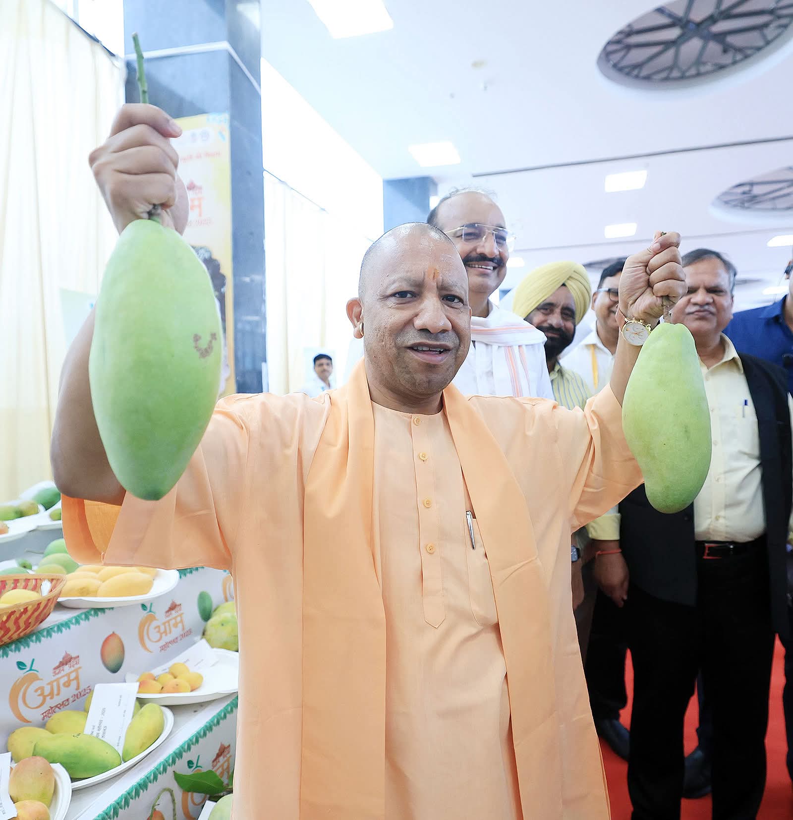 'योगी आम' देखकर मुस्कुराए सीएम योगी, बोले- ढाई किलो का आम देख कर होता है आश्चर्य