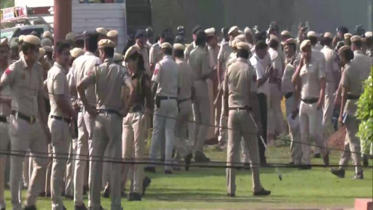 कांग्रेस के विरोध के दौरान तैनात रहा भारी पुलिस बल (फोटो ANI) कांग्रेस के विरोध के दौरान तैनात रहा भारी पुलिस बल (फोटो ANI)