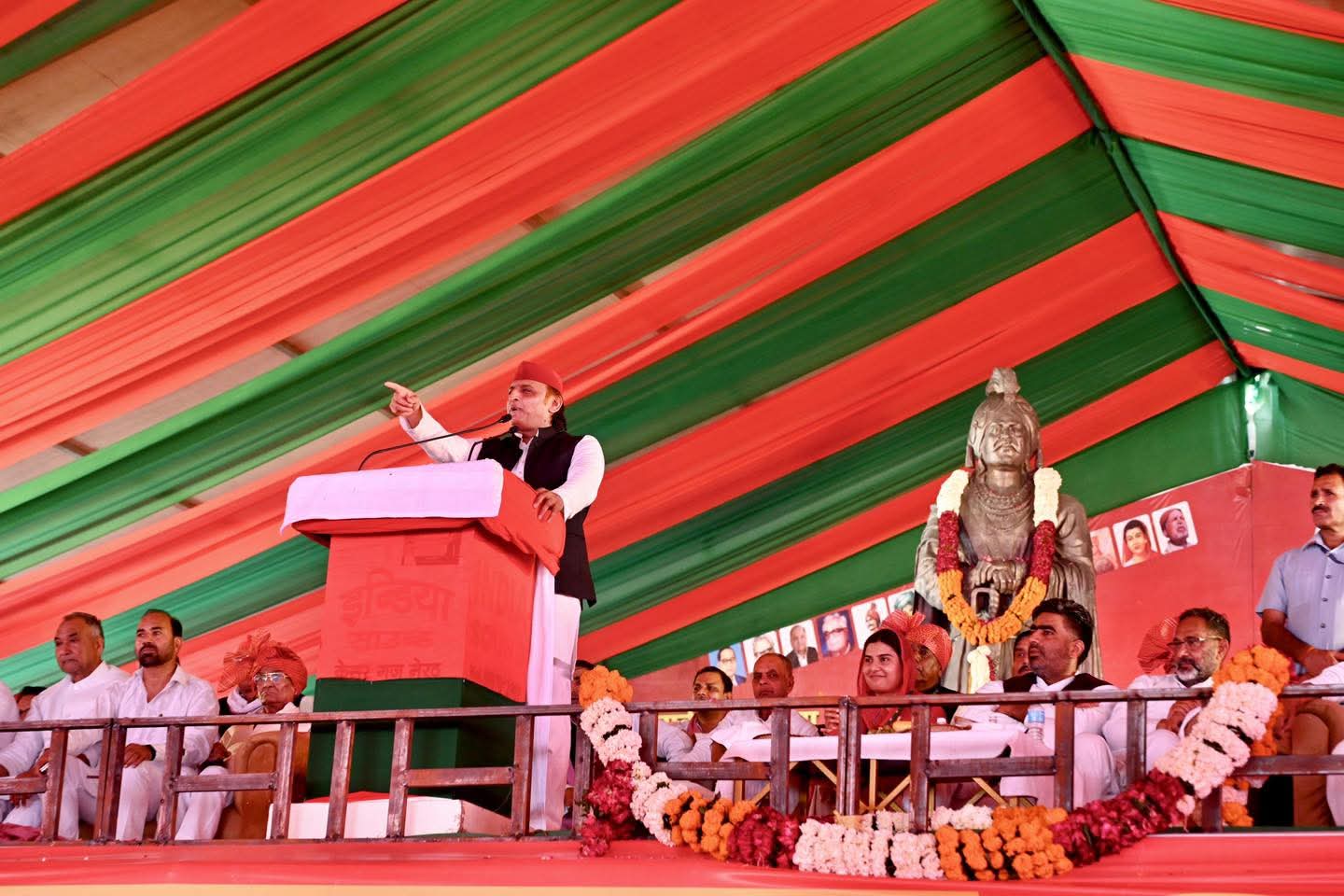 दादरी में रैली को संबोधित करते अखिलेश यादव