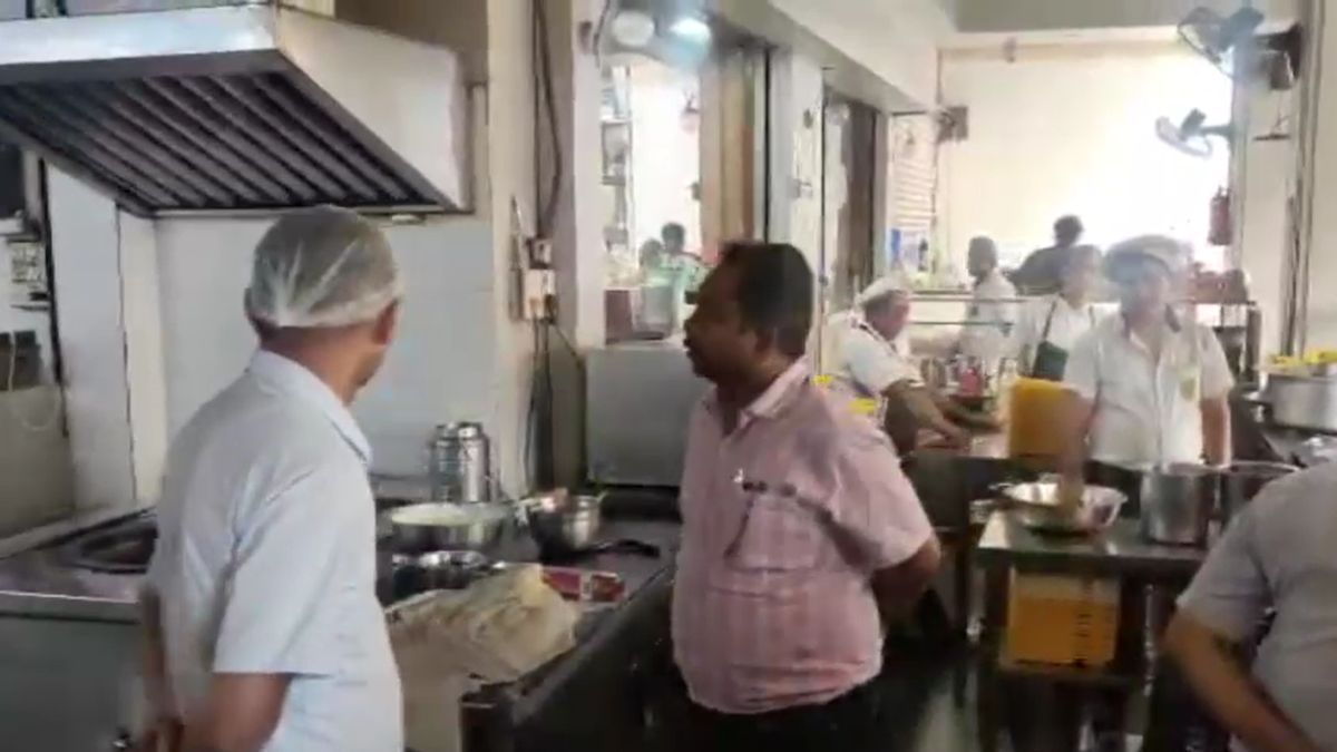 dead fly found in sandwich in bhopal customer complains food department raids fast food shop dead fly found in sandwich in bhopal customer complains food department raids fast food shop