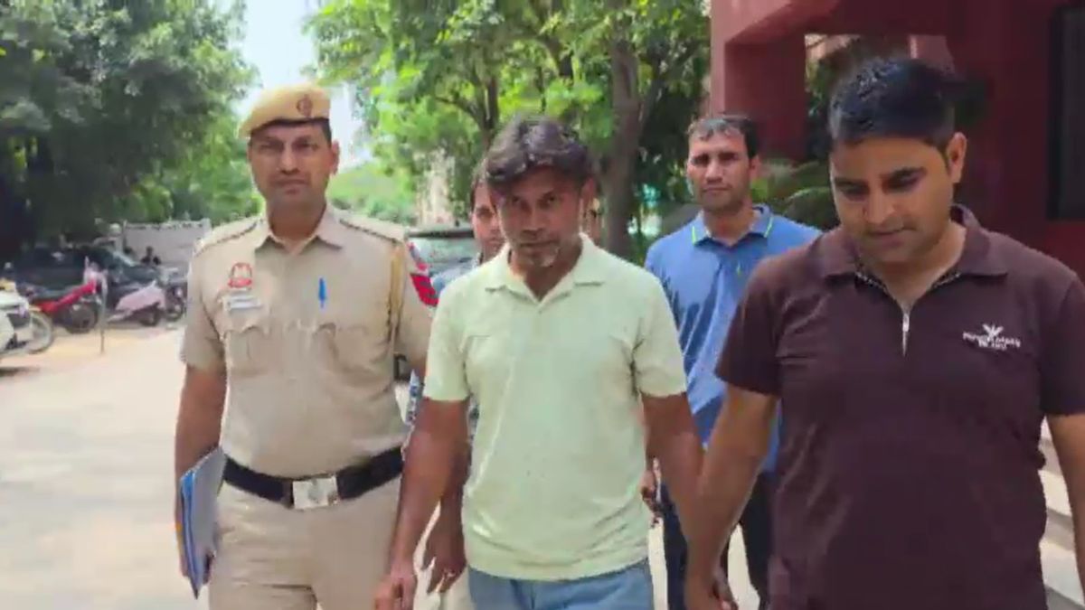 delhi 8 lakh digi tracker machine stolen roadside thief arrested cctv tracking