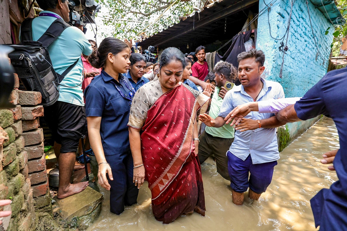 Delhi Chief Minister Rekha Gupta Visits flood affected Yamuna Bazar area 