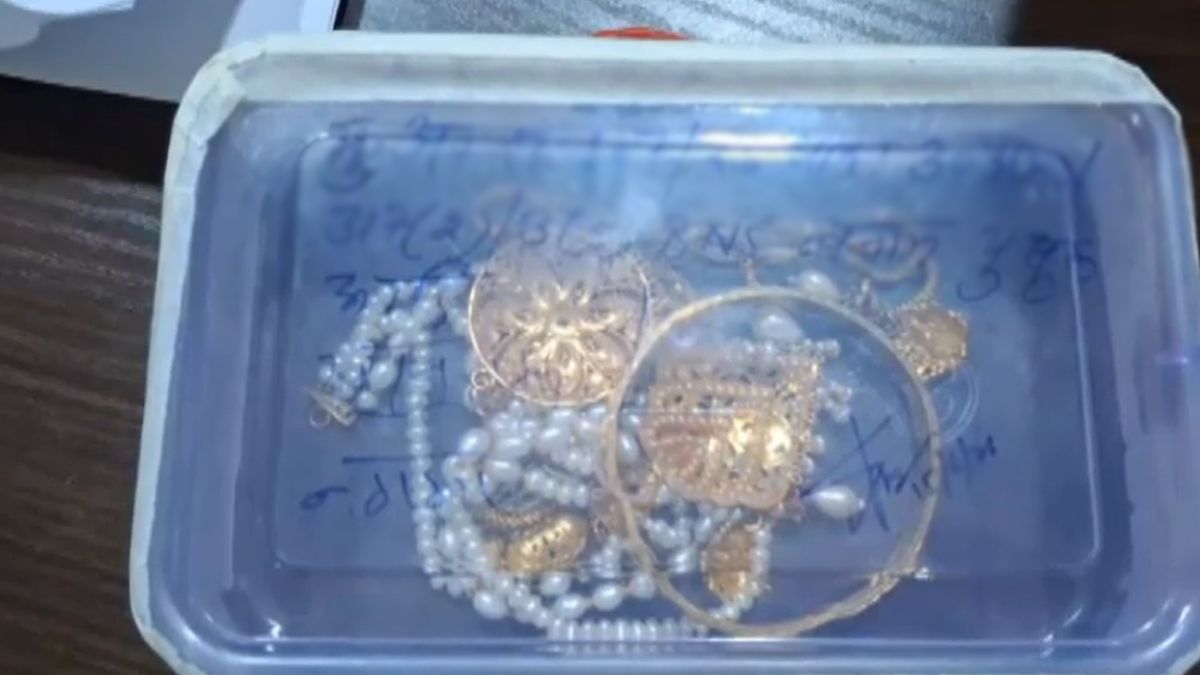 delhi couple stealing gold jewellery from woman purse in meerut sarafa bazaar