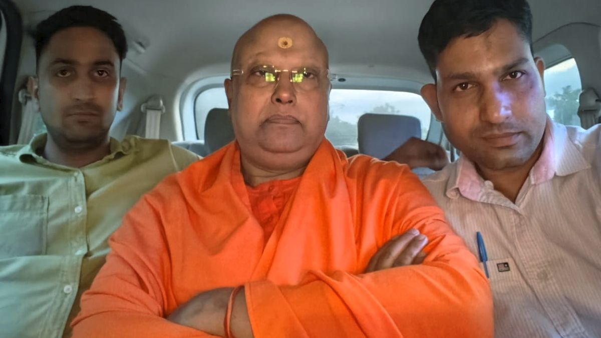 'स्वीटी'… 'बेबी डॉल'… दिल्ली से दुबई तक बाबा का डर्टी गेम, छात्राओं से अश्लील चैट में शेख की क्या है कहानी?