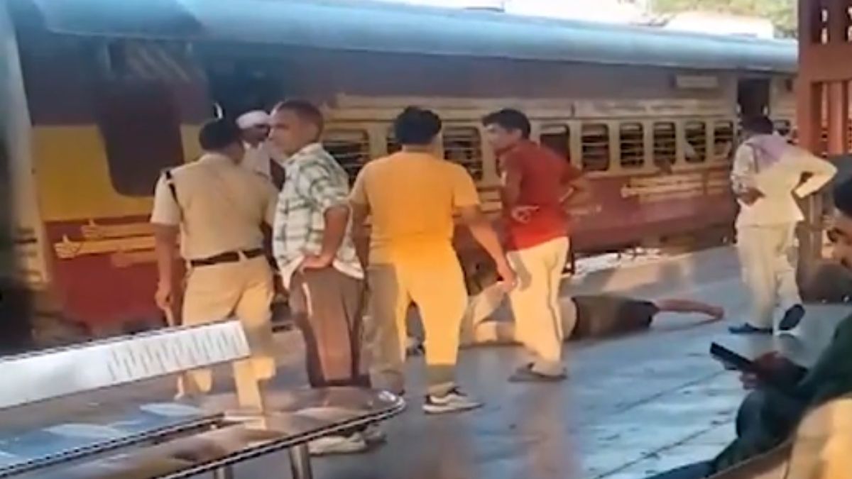 delhi shahdara railway station scuffle death security guard 8 detained video surfaces delhi shahdara railway station scuffle death security guard 8 detained video surfaces