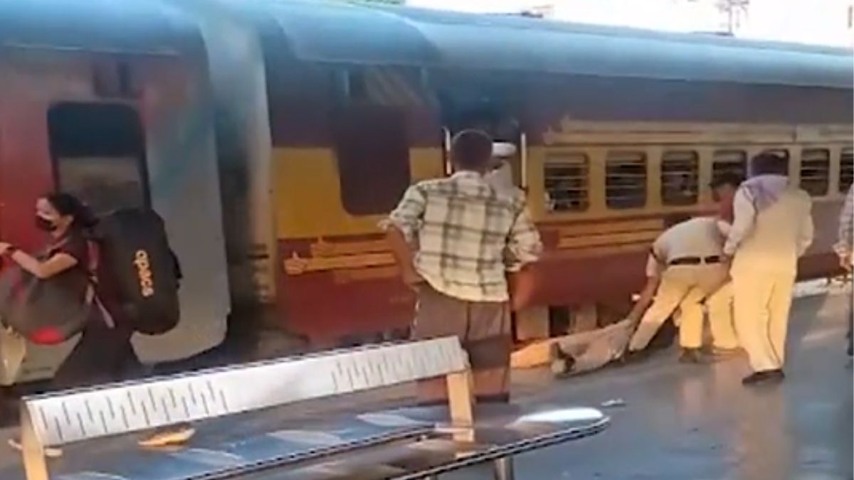 delhi shahdara railway station scuffle death security guard 8 detained video surfaces delhi shahdara railway station scuffle death security guard 8 detained video surfaces