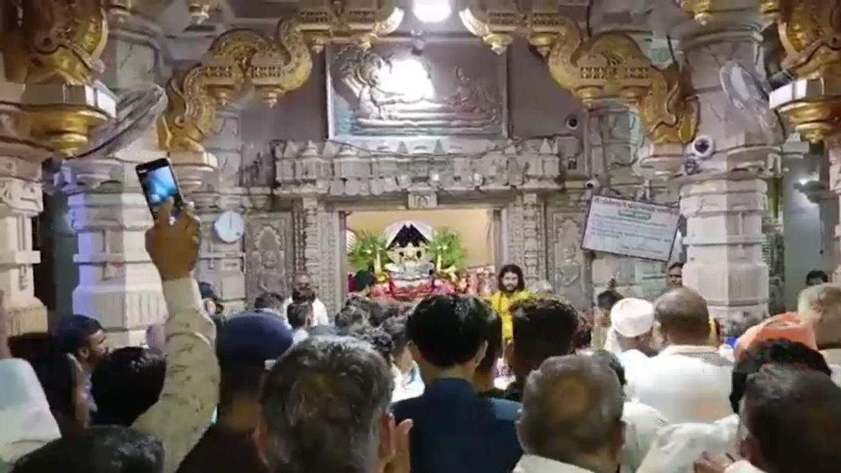 devotee offers rs 20 lakh gold flute to sanwaliya seth temple chittorgarh