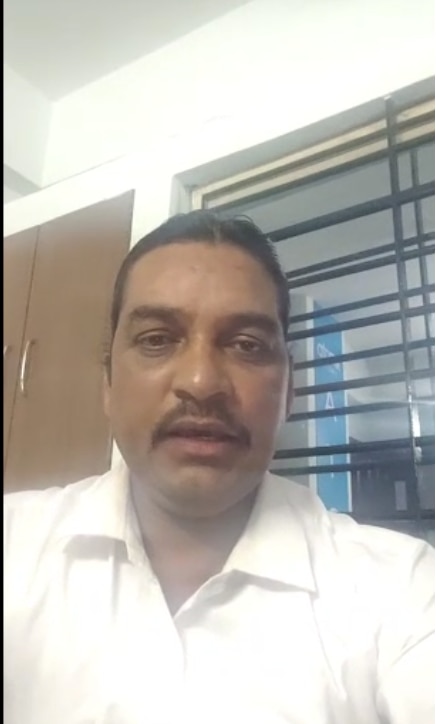 टीचर ने अपना बचाव किया है.