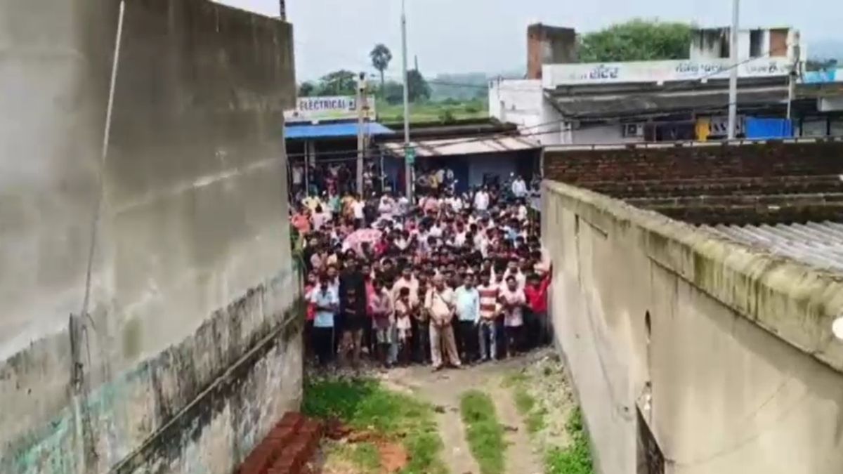 dhanbad youth climbs mobile tower demands talk with cm mla jairam mahato dhanbad youth climbs mobile tower demands talk with cm mla jairam mahato