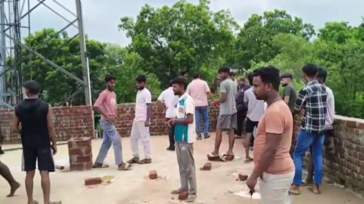 dhanbad youth climbs mobile tower demands talk with cm mla jairam mahato dhanbad youth climbs mobile tower demands talk with cm mla jairam mahato