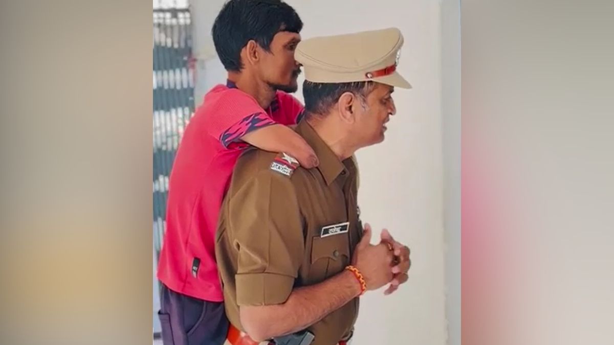 didwana sho carries disabled man on shoulders shows police station