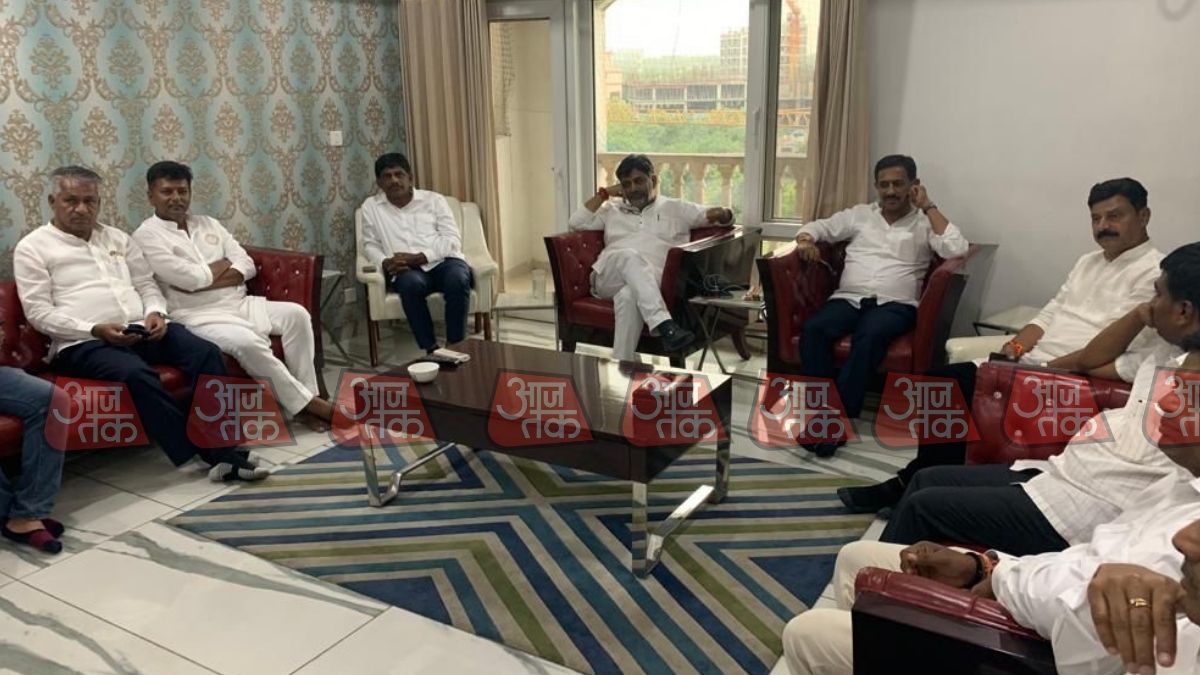 दिल्ली में समर्थकों के साथ मुलाकात