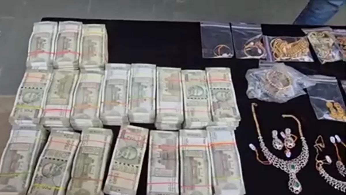 Doctor Dubai Trip Theft Rs 1 Crore 47 Lakh Locked House Two Arrested