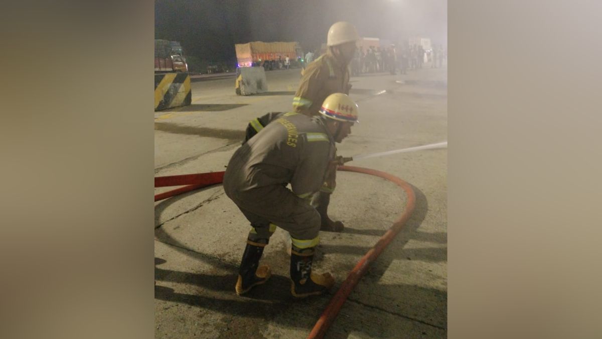 double decker bus fire lucknow agra expressway passengers safe lcla double decker bus fire lucknow agra expressway passengers safe lcla