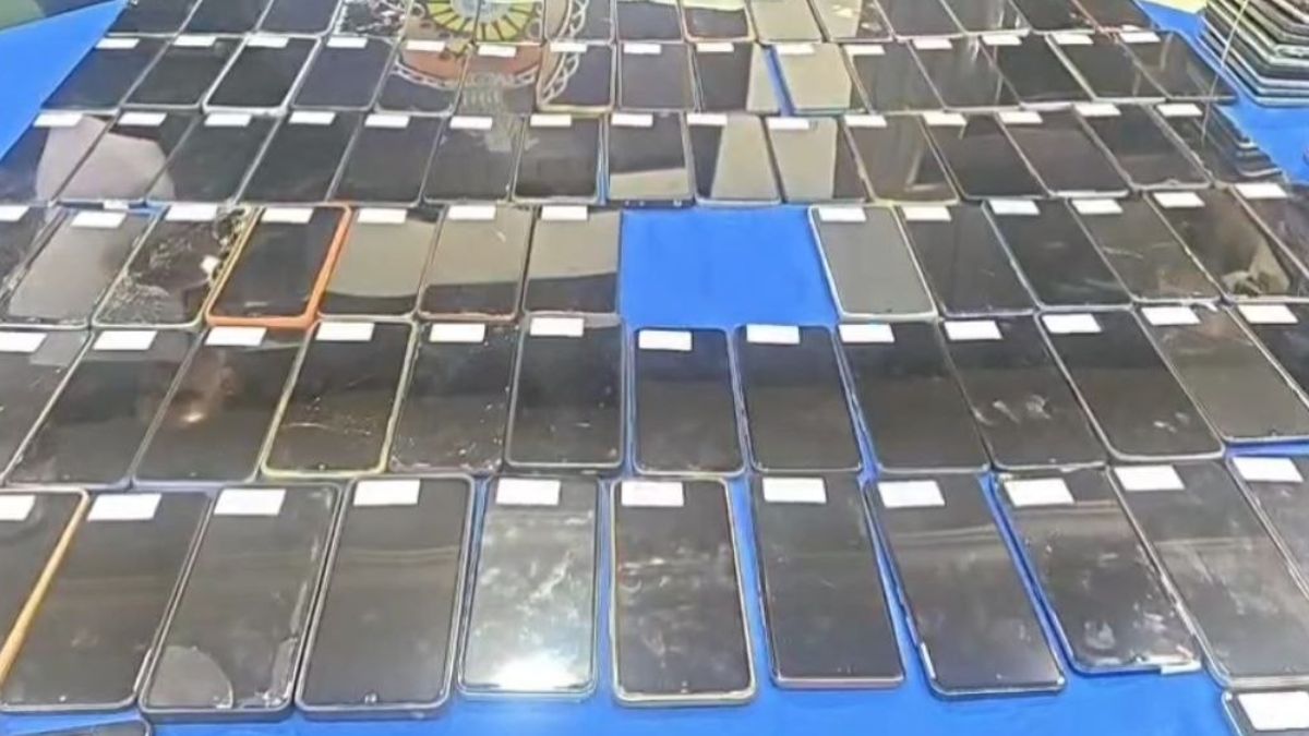 durg police recover 200 lost mobile phones worth 40 lakh return to owners durg police recover 200 lost mobile phones worth 40 lakh return to owners