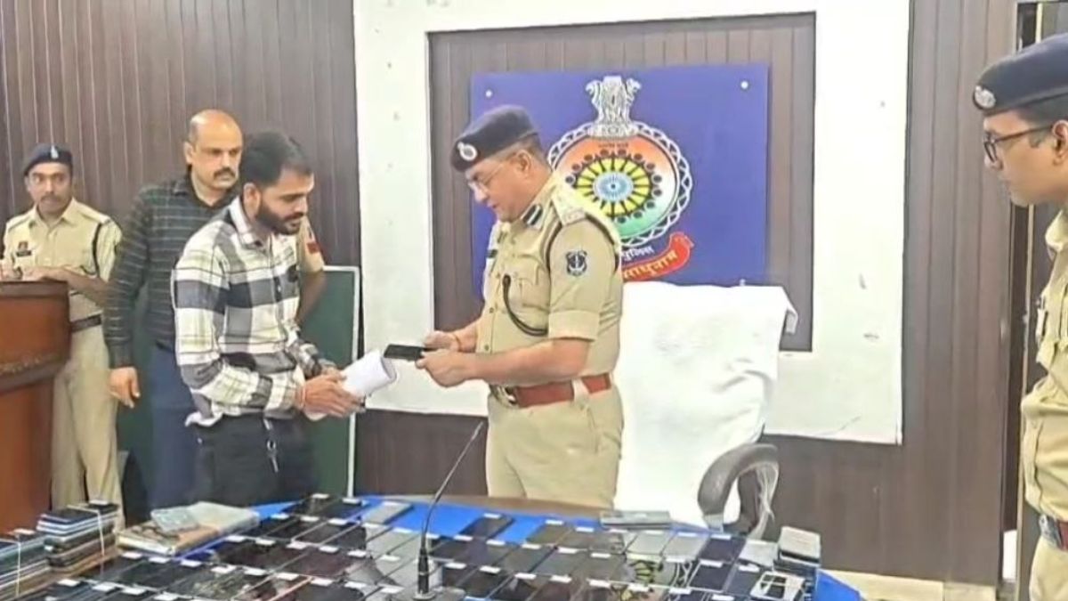 durg police recover 200 lost mobile phones worth 40 lakh return to owners durg police recover 200 lost mobile phones worth 40 lakh return to owners