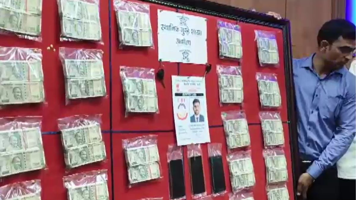 elderly businessman carrying rs 25 lakh in bus duped by fake cbi officers in akola elderly businessman carrying rs 25 lakh in bus duped by fake cbi officers in akola