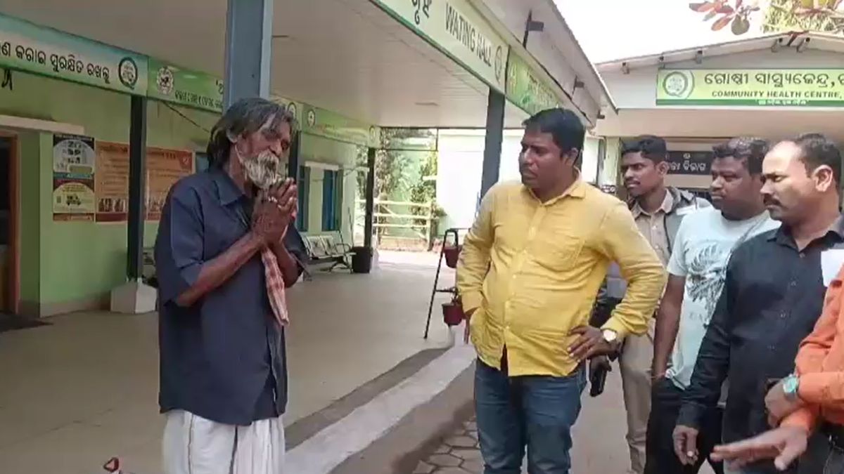 elderly man pulls paralyzed wife on rickshaw 300 km journey in odisha