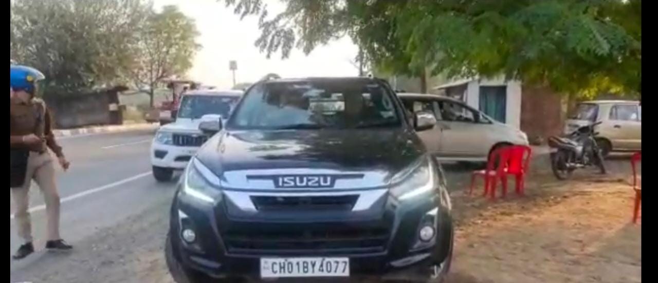 चंडीगढ़ नंबर वाली कार में मिला है कैश चंडीगढ़ नंबर वाली कार में मिला है कैश