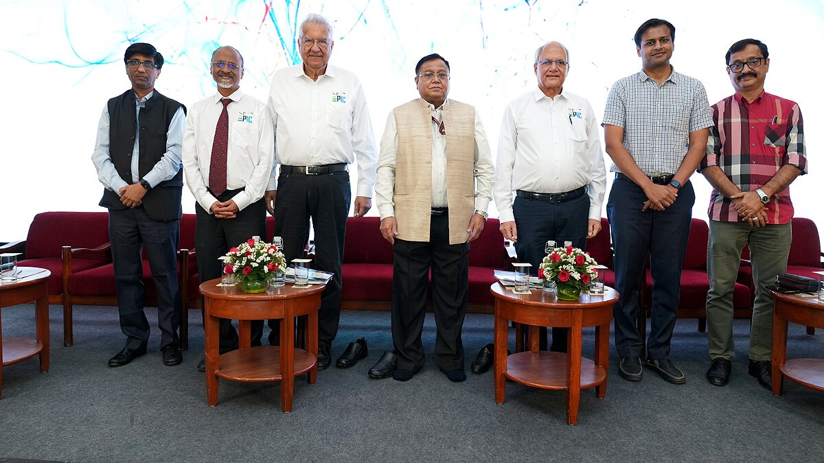 एपिक फाउंडेशन की लॉन्चिंग के दौरान डॉ. वीके सारस्वत, डॉ. अजय चौधरी व अन्य लोग. 